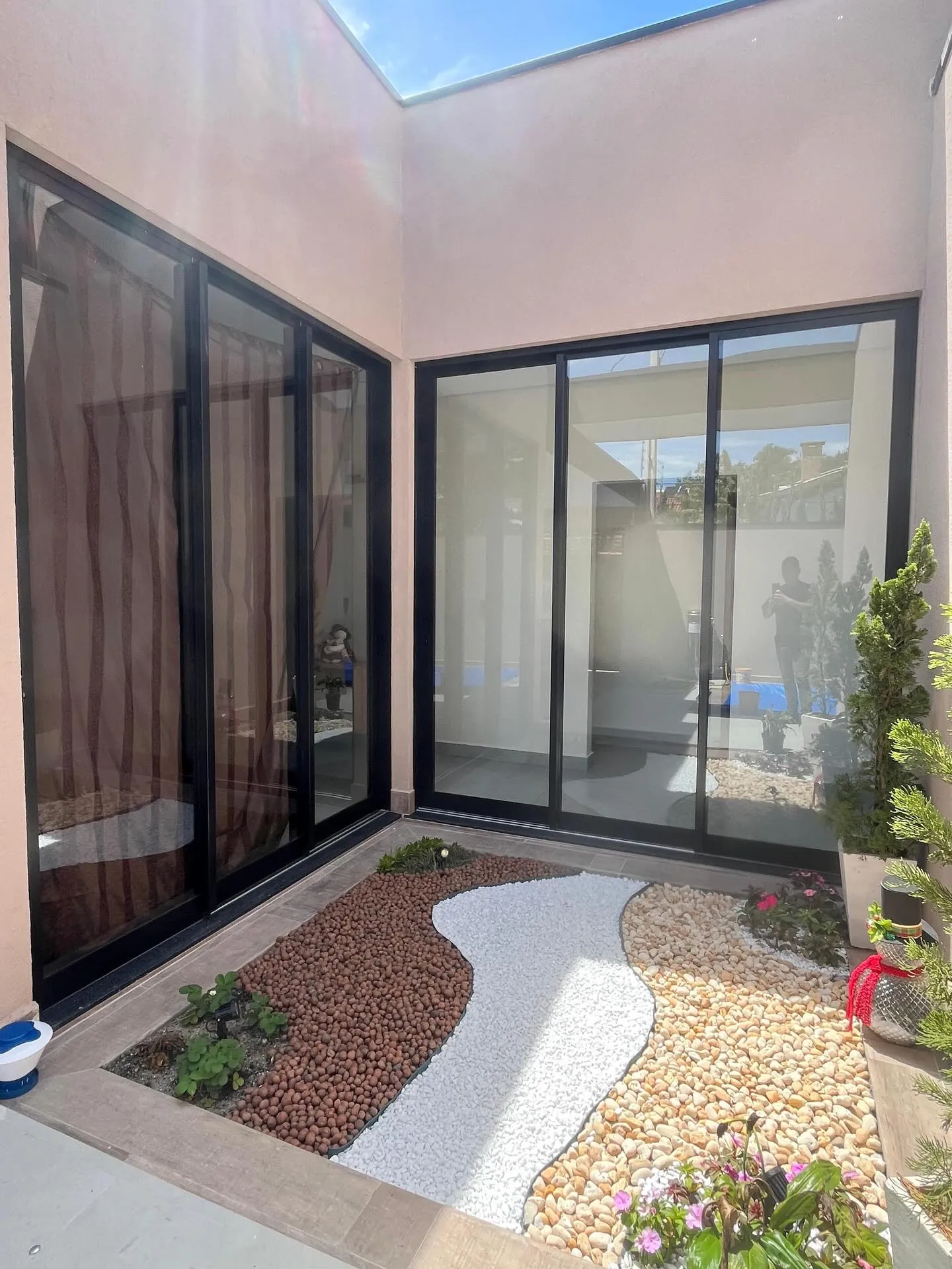 Pátio residencial com esquadrias de alumínio escuras