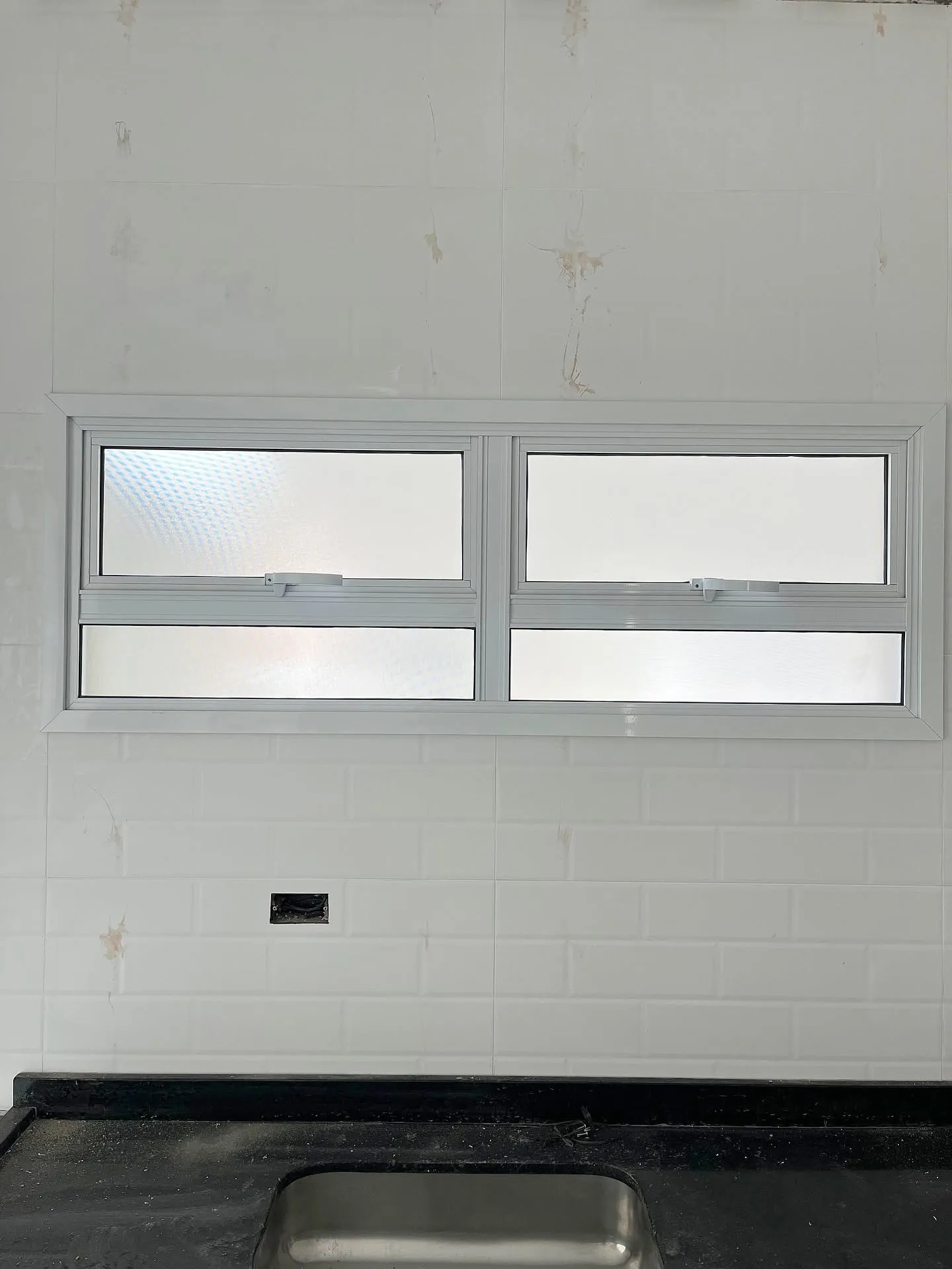 Janela horizontal de dois módulos sobre bancada de cozinha
