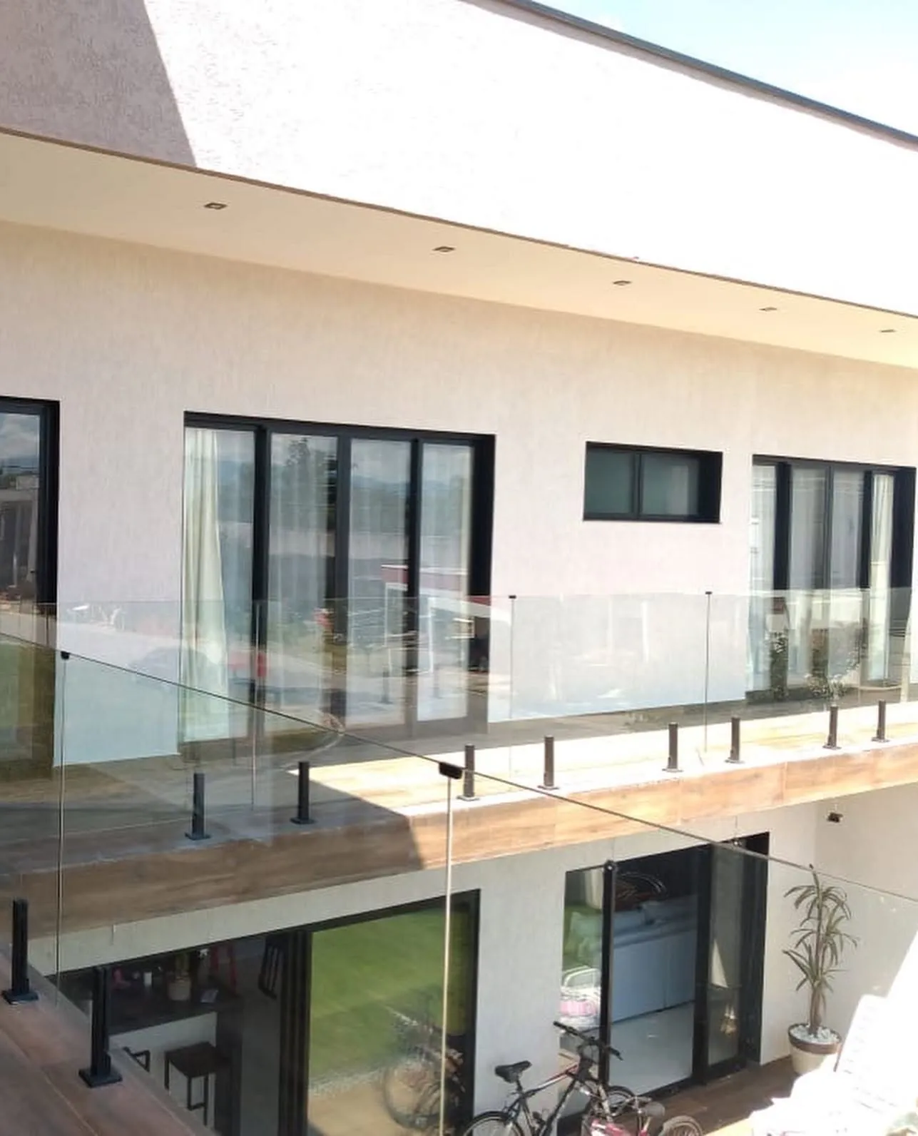 Sacada residencial com guarda-corpo de vidro